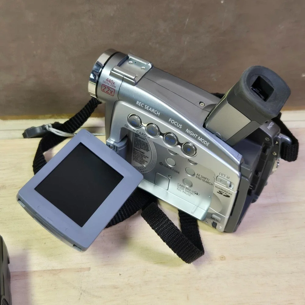 Canon ZR90 Mini DV Camcorder Black Screen For parts/repair was working